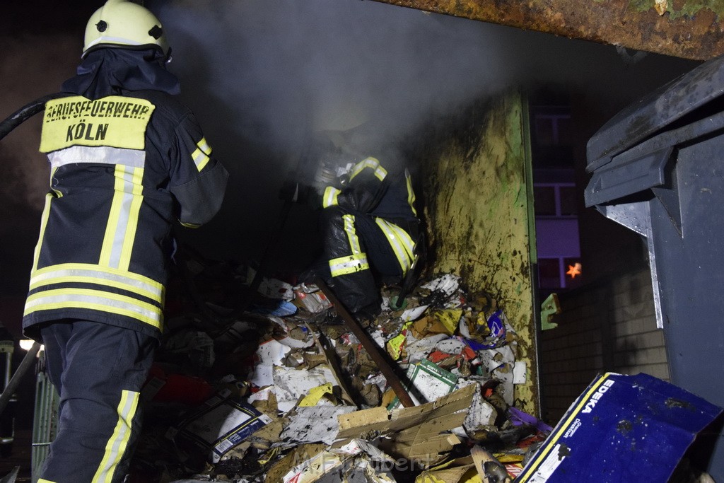 Feuer Papp Presscontainer Koeln Hoehenberg Bochumerstr P397.JPG - Miklos Laubert